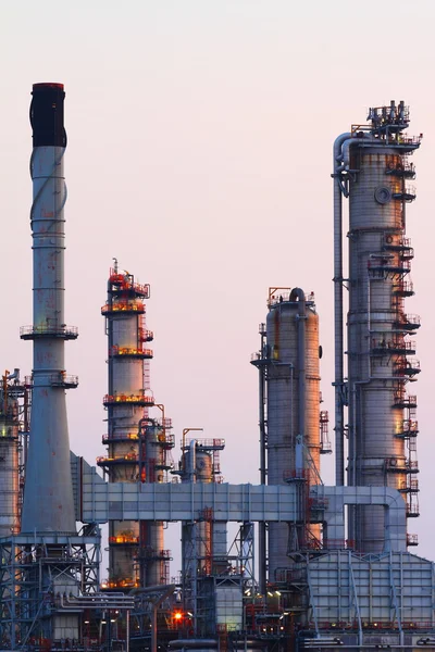 Refinería de petróleo al amanecer — Foto de Stock