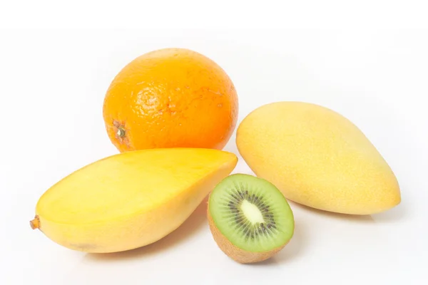 Reife goldene Mangos Orange und Kivi-Früchte — Stockfoto