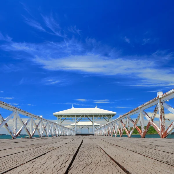 Pavilion din lemn pe malul mării — Fotografie, imagine de stoc