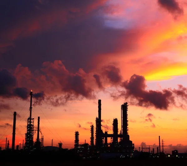 Olieraffinaderij bij zonsopgang — Stockfoto