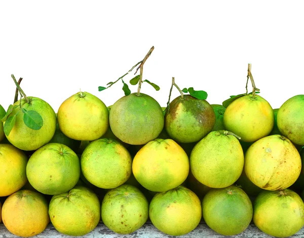 Pompelmoezen of pomelo vruchten geïsoleerd met uitknippad. — Stockfoto