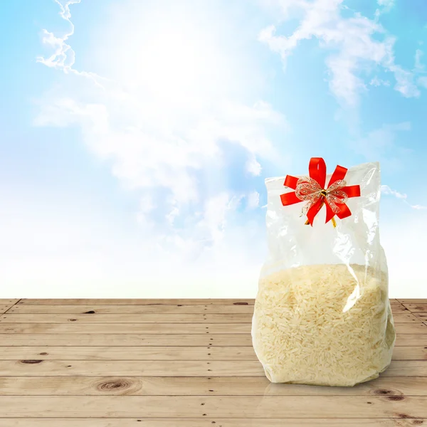 Arroz longo branco no saco plástico do pacote com fundo da natureza . — Fotografia de Stock