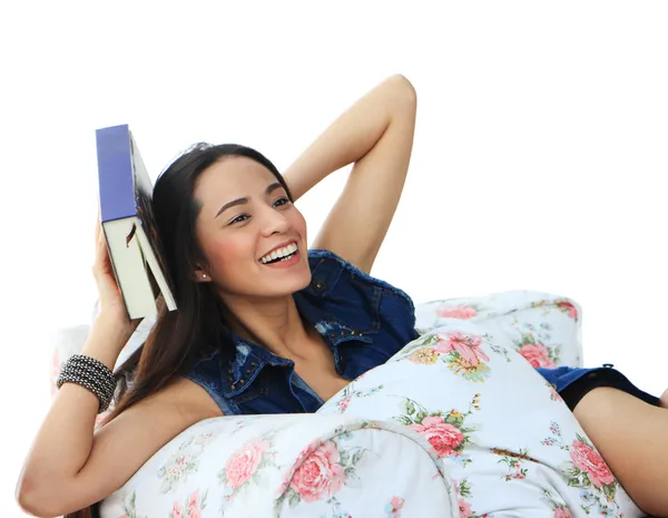 昼寝を自宅で本と共に幸せな若い女性. — ストック写真