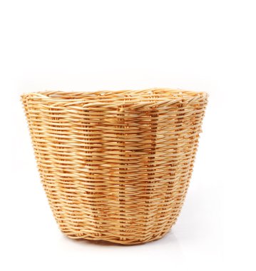 Rattan sepet beyaz zemin üzerine