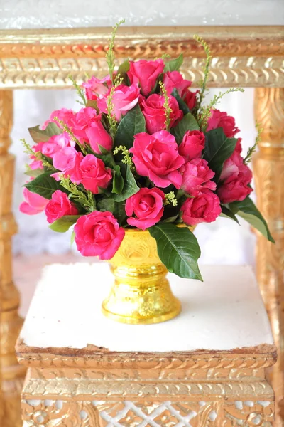 Flor tailandesa en bandeja dorada — Foto de Stock