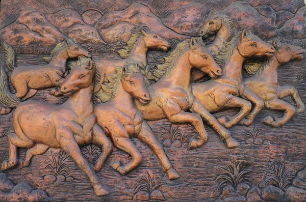 Bajo relieve de cemento de caballo en la pared . — Foto de Stock