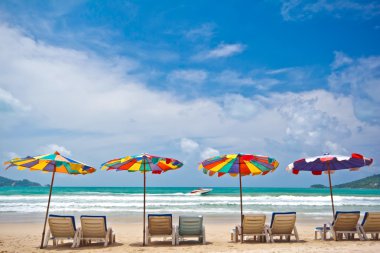 phuket thaila plaj renkli şemsiye ve plaj sandalye