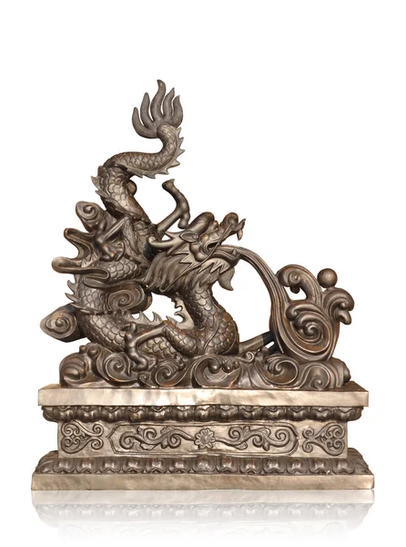 Brons voor de chinese draak geïsoleerd met uitknippad. — Stockfoto