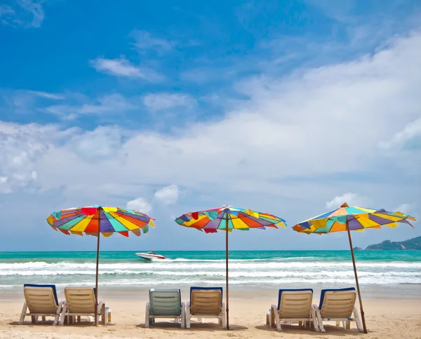 Strandstoelen en kleurrijke paraplu op het strand van phuket thaila — Stockfoto