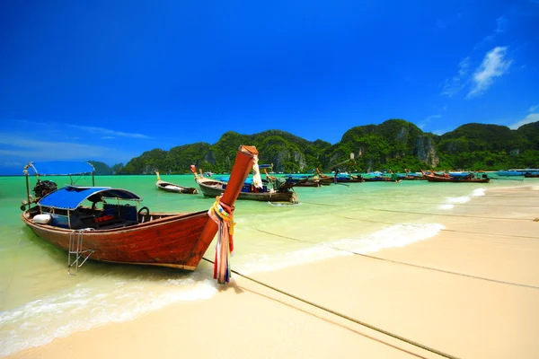 Longtail båt på ön phi phi don, Andamansjön. — Stockfoto