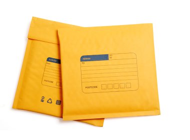 kırpma yolu ile izole sarı mektup zarfı.