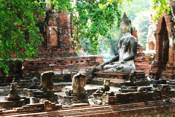 Boeddha in oude tempel — Stockfoto