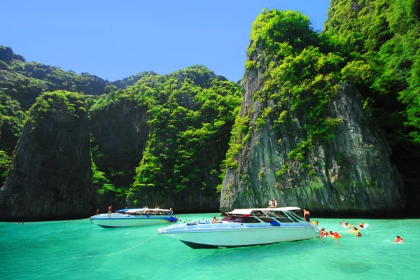 ピピ レー島アンダマン海タイで明確な海とボート — ストック写真