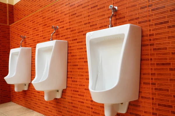Urinaler av porslin — Stockfoto