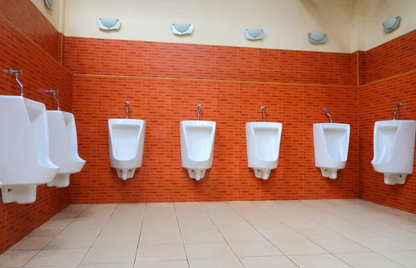 Urinaler av porslin — Stockfoto