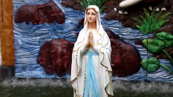modlí socha Panny Marie v uctívání