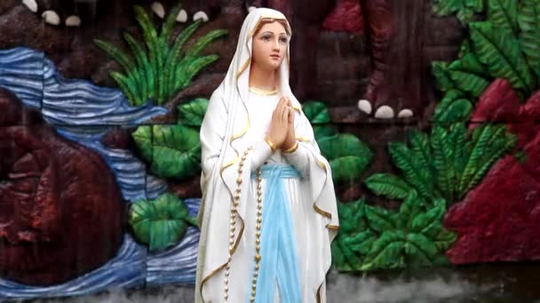 Eine betende Jungfrau Maria Statue im Gottesdienst — Stockvideo