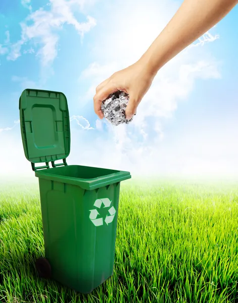 Green plastic trash recycling container — Stock Photo, Image