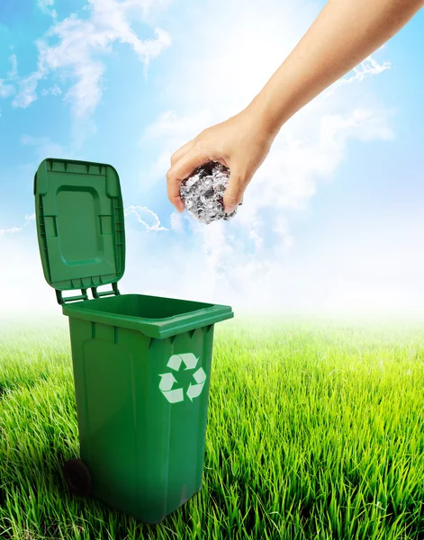 绿色塑料垃圾回收容器 图库照片