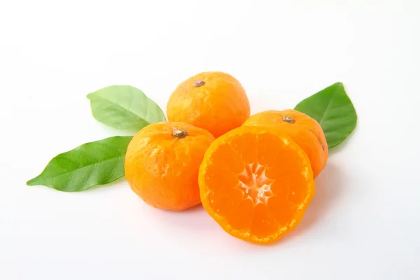 Спелые апельсины на белом — стоковое фото