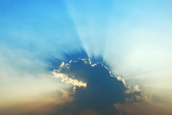 Sun rays in blue sky — Stock Photo, Image