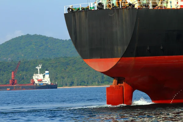 Carga de buques con grúa están trabajando en el golfo —  Fotos de Stock