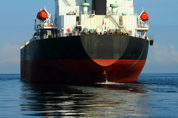 L'importazione e l'esportazione del carico delle navi stanno lavorando nel golfo — Foto Stock