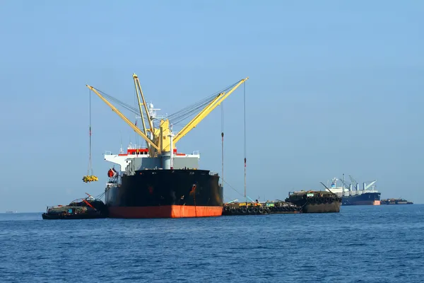 Carga de buques con grúa están trabajando en el golfo —  Fotos de Stock