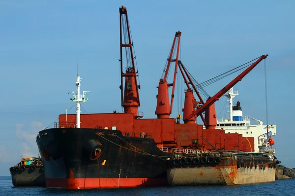 Carico di navi con gru stanno lavorando nel golfo — Foto Stock