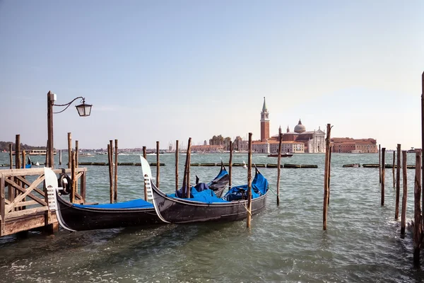 Gondolas y San Giorgio maggiore en Venecia — Foto de Stock