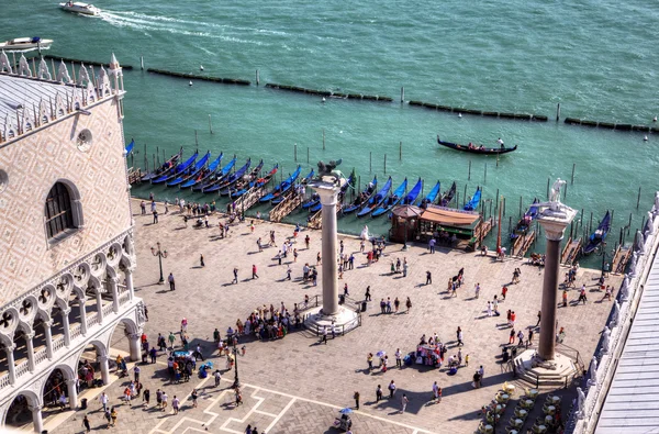 Blick auf Dogenpalast und Säulen vom Glockenturm am San Marco Platz in Venedig — Stockfoto