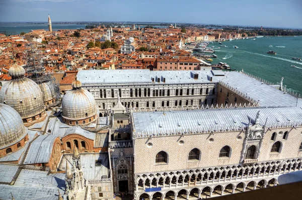 Blick auf den Dogenpalast von der Campanille am San Marco Platz in Venedig — Stockfoto