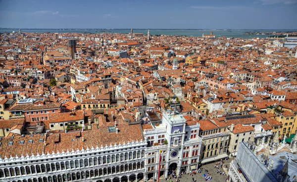 Blick auf den berühmten Uhrturm von der Campanille am San Marco Platz in Venedig — Stockfoto