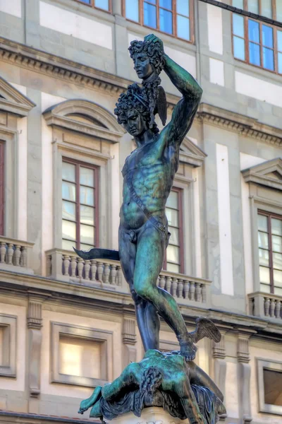 ペルセウスの像がメディウサを殺害- Loggia del Lanzi (Piazza della Signoria, Firenze, Italia)) — ストック写真