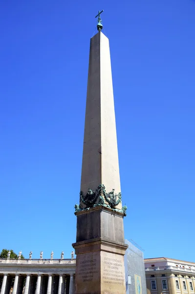 Vatikánský obelisk v st peters náměstí. Roma (Řím), Itálie — Stock fotografie