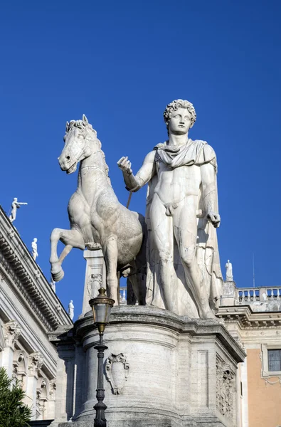 Statue near Palazzo Senatorio at Capitoline Hill. Roma (Rome), Italy — Stock Photo, Image