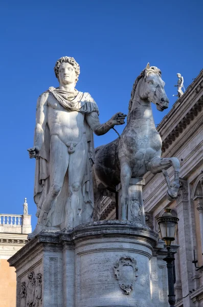 Statue near Palazzo Senatorio at Capitoline Hill. Roma (Rome), Italy — Stock Photo, Image