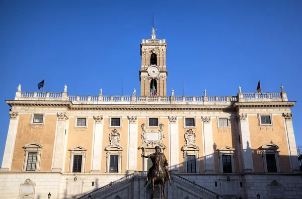 Palazzo Palazzo senatorio i posąg Marka Aureliusza na wzgórza Kapitolu. Roma (Rzym), Włochy — Zdjęcie stockowe