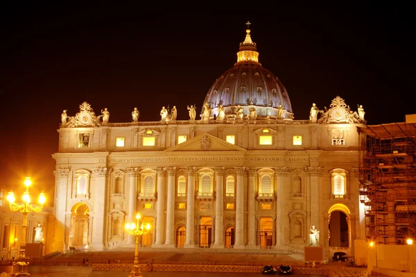 Noční pohled na saint peters baziliky. Roma, Itálie — Stock fotografie