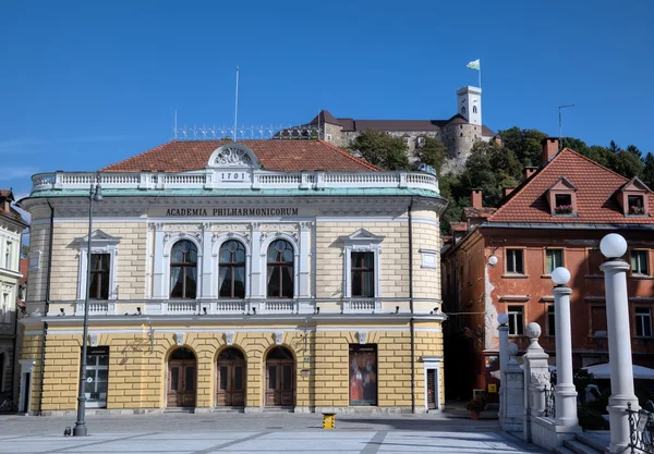 Die slowenische Philharmonie auf dem Kongressplatz. ljubljana, slowenien — Stockfoto