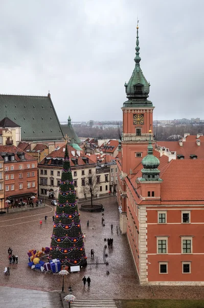 Top Visa gamla torget med nyår träd nära Kungliga slottet. Warszawa, Polen — Stockfoto