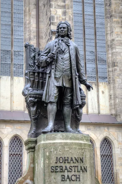 Monumento a Johann Sebastian Bach frente a la iglesia Thomas (Thomaskirche). Leipzig, Alemania — Foto de Stock