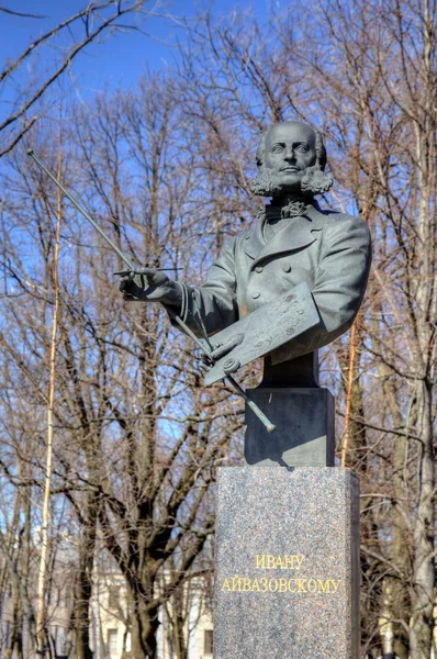 在琅，俄罗斯的伊万 · 艾瓦佐夫斯基的纪念碑 — 图库照片