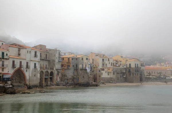 Manhã enevoada. Cefalu, Sicilia, Itália — Fotografia de Stock