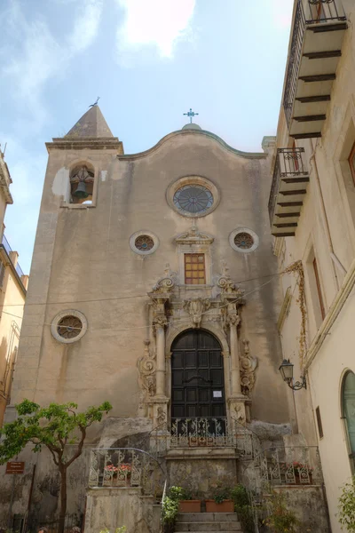 Старая церковь в Cefalu, Сицилия, Италия — стоковое фото