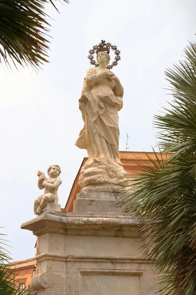 蒙雷阿莱大教堂附近的雕像。西西里、 意大利 — 图库照片