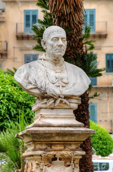 Statue nahe der Kathedrale von Monreale. sicilia, italien — Stockfoto