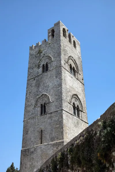 Башня средневековой католической церкви Кьеза Матрис в Эриче. Сицилия, Италия — стоковое фото