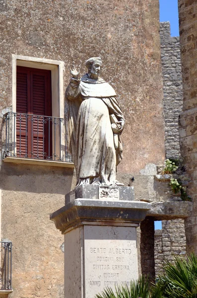 Статуя возле церкви Святого Джулиано в Эрике. Сицилия, Италия — стоковое фото