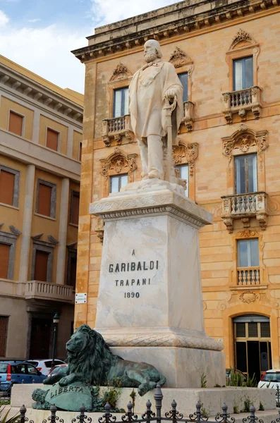 Statyn garibaldi i trapani. Sicilien, Italien — Stockfoto